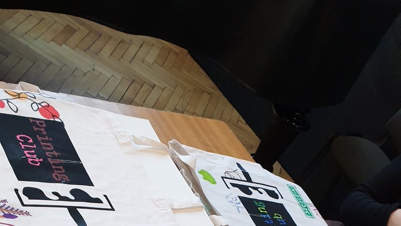 Bunt gestaltete mit dem Logo printing Club bedruckte Stofftaschen