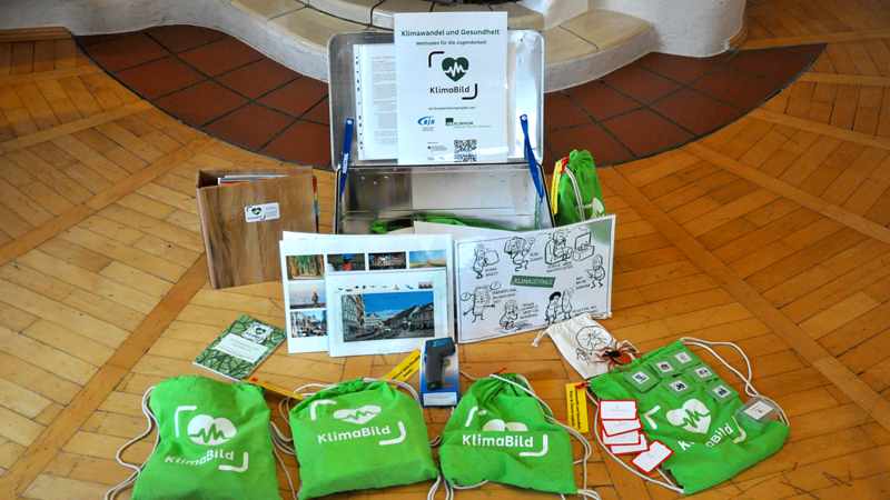 Foto der geöffneten Klimabild-Kiste mit ausgebreiteten Materialien