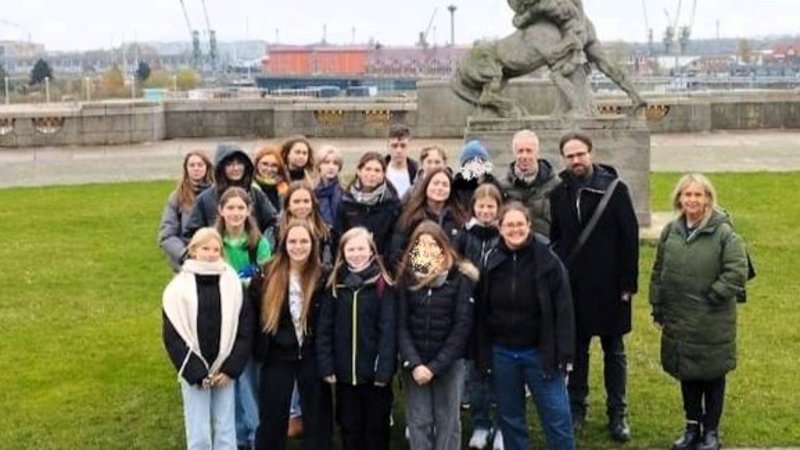 Ein Gruppenbild von ca 25 Personen vor einer grünen Wiese