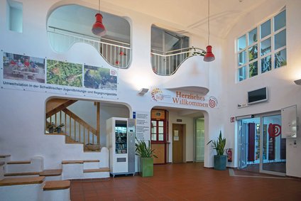 Blick ins helle Foyer mit interessanten architektonischen Details und netten Sitzgelegenheiten