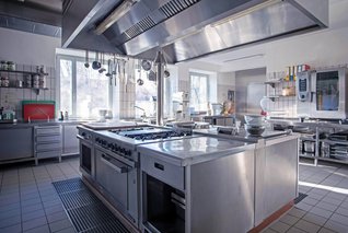 Blick in die Großküche mit Kochinsel