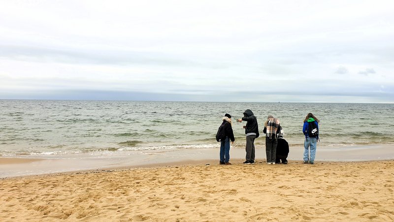 Einige Jugendliche am Meer von hinten