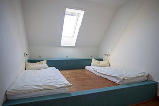 Blick in einen Übernachtungsraum mit zwei Betten