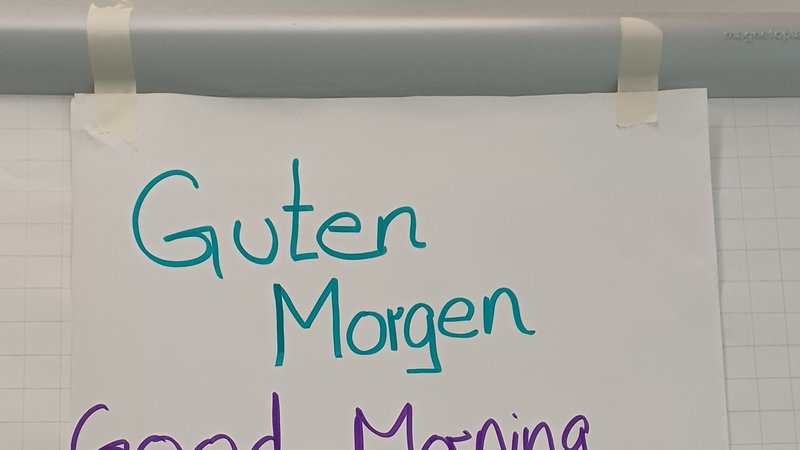 Poster auf dem auf deutsch,englisch, hebräisch und arabisch Guten Morgen steht